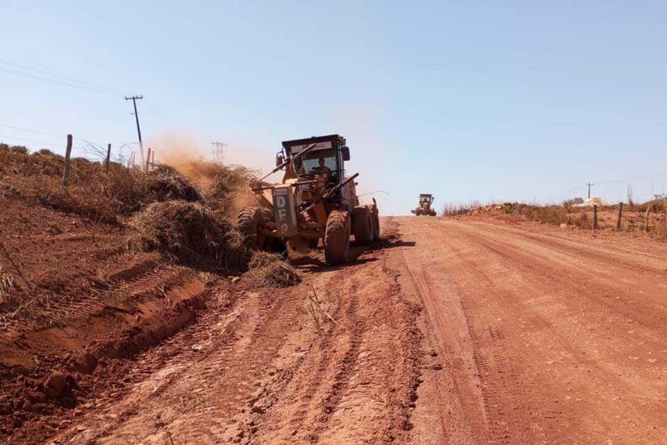 Serviço de manutenção da RO-383 é iniciado no trecho entre Alta Floresta d’Oeste e o distrito de Nova Gease