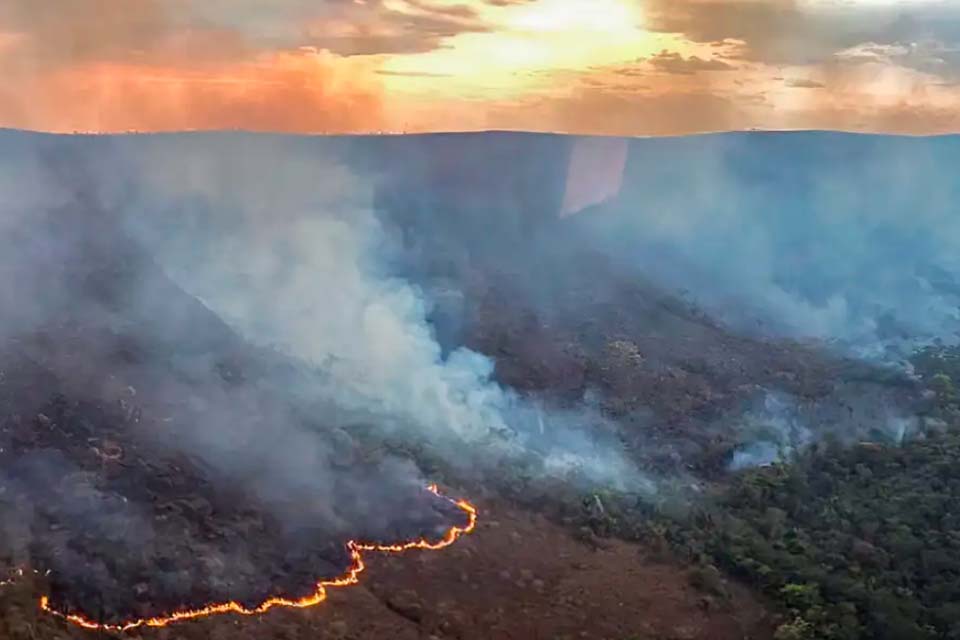 Incêndio queima 10 mil hectares do Parque da Chapada dos Veadeiros