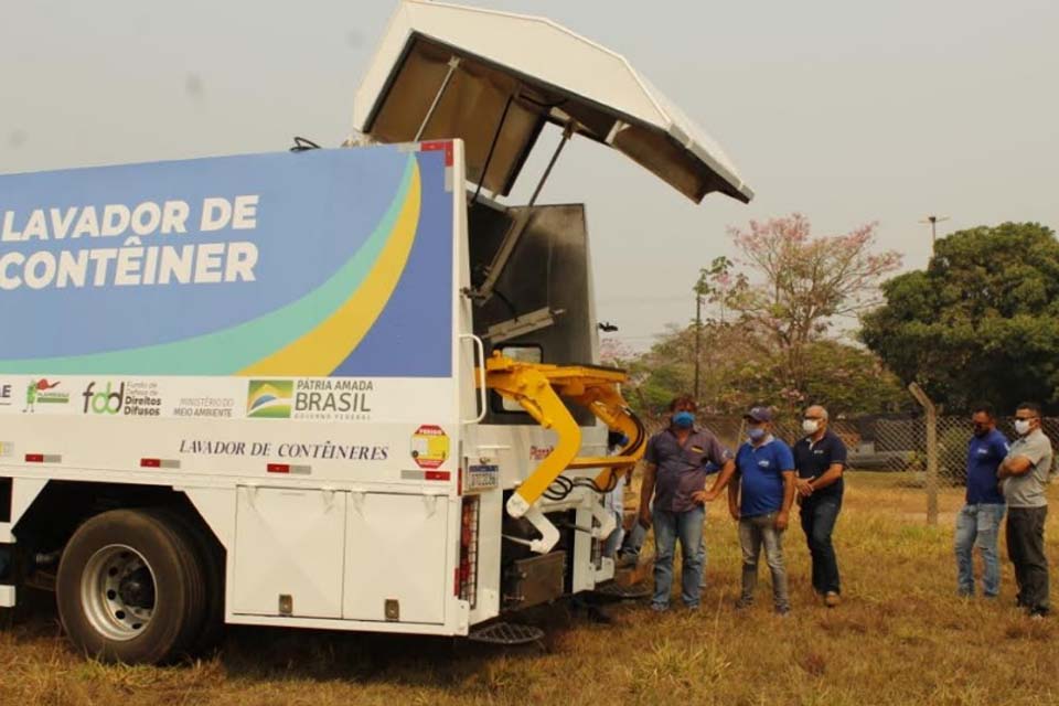 Caminhão lavador é entregue para coleta seletiva mecanizada