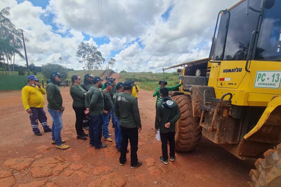 Servidores são capacitados com curso de operador de retroescavadeira