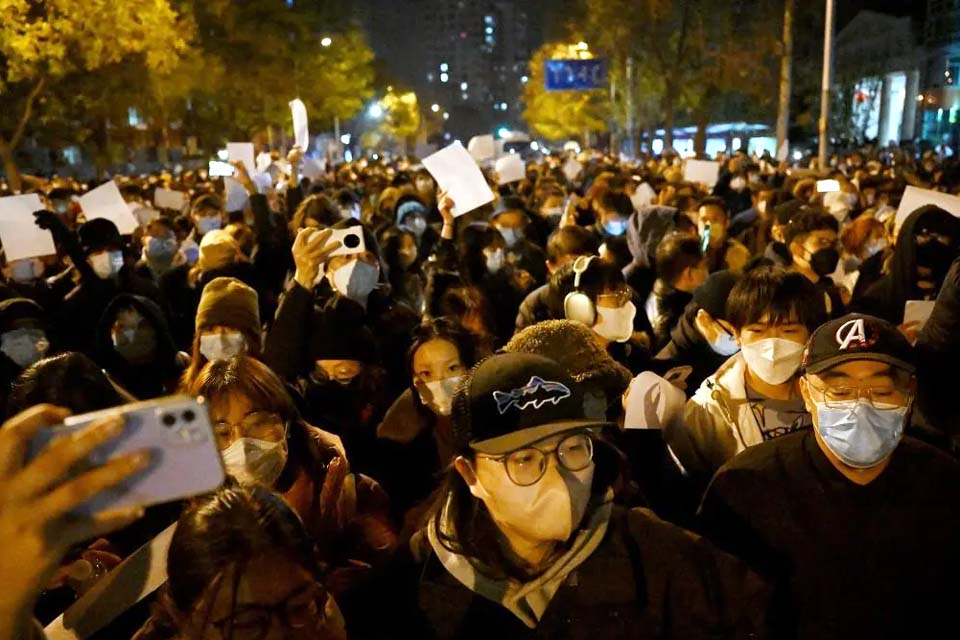 China reforça aparato policial contra protestos e acelera vacinação de idosos