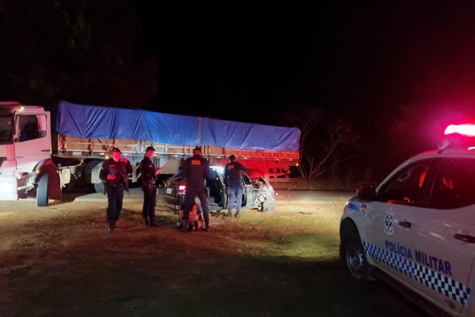 Homem agride mulher passa a fugir da polícia e colide carro em carreta