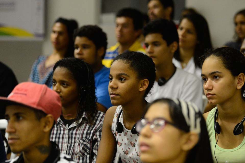 Pobreza e violência pioram saúde mental de jovens; estudo mostra que normas de gênero são fatores que afetam bem-estar