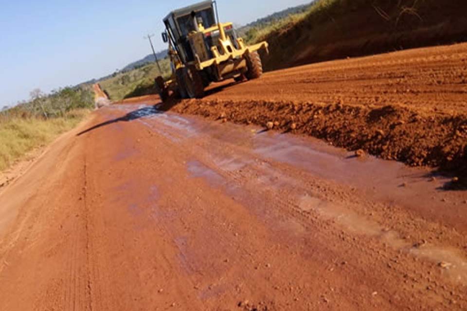 Residência Regional do DER executa trabalho de manutenção na RO-475