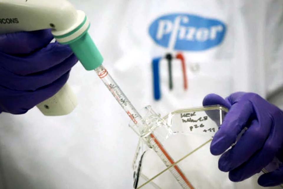 Pfizer e BioNTech dizem que sua vacina contra covid-19 é 90% eficaz