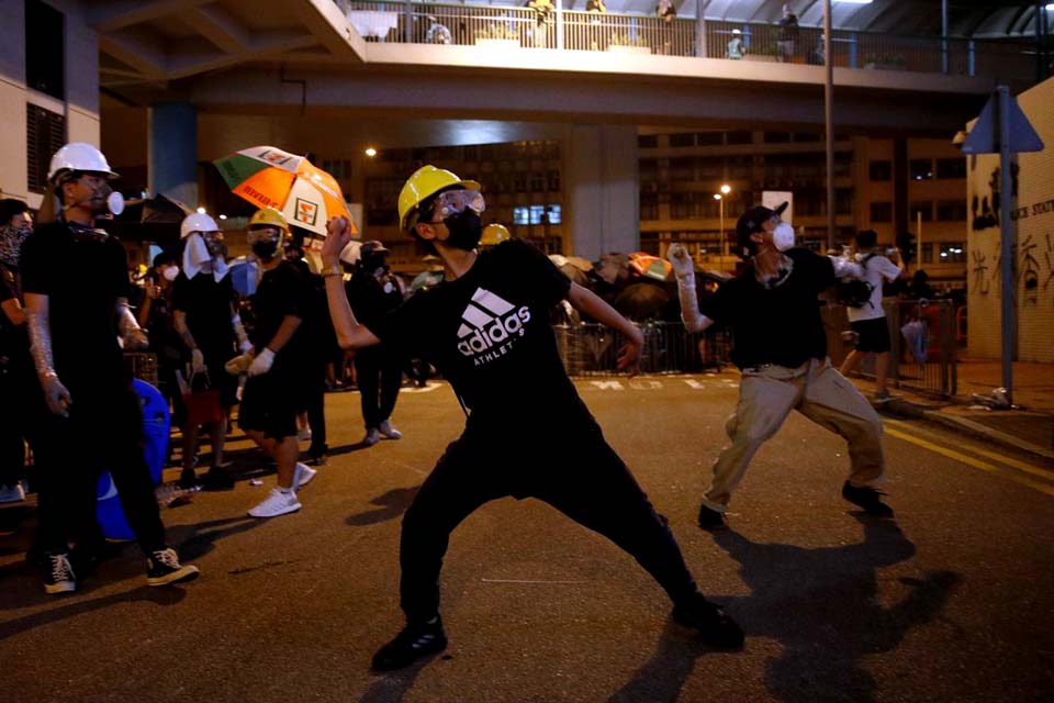 Ataque violento contra manifestantes gera revolta em Hong Kong