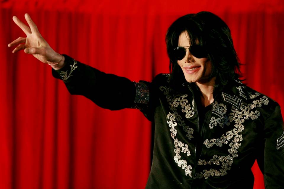 Morto há 14 anos, Michael Jackson pode virar réu após nova acusação de abuso sexual 