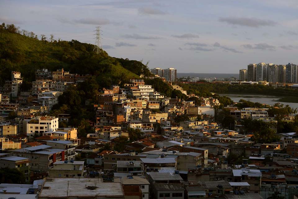 Exploração ilegal de imóveis leva polícia do Rio a combater milícia