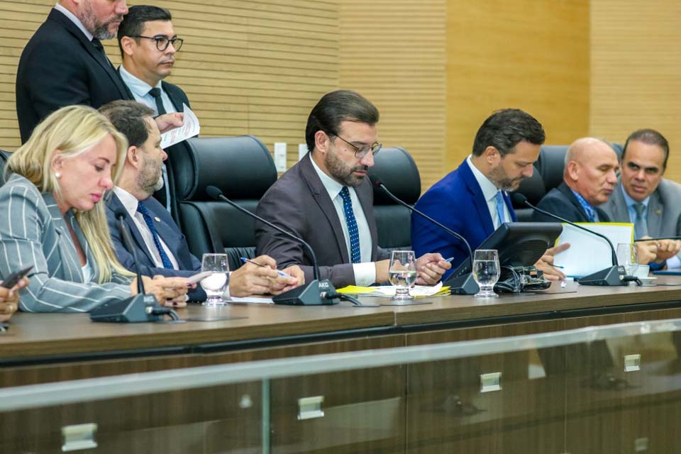 Parlamentares aprovam mudanças na Constituição Estadual e no Regimento Interno sobre eleição da Mesa Diretora