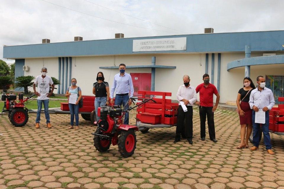 Prefeitura de Pimenta Bueno entrega implementos agrícolas para associações rurais