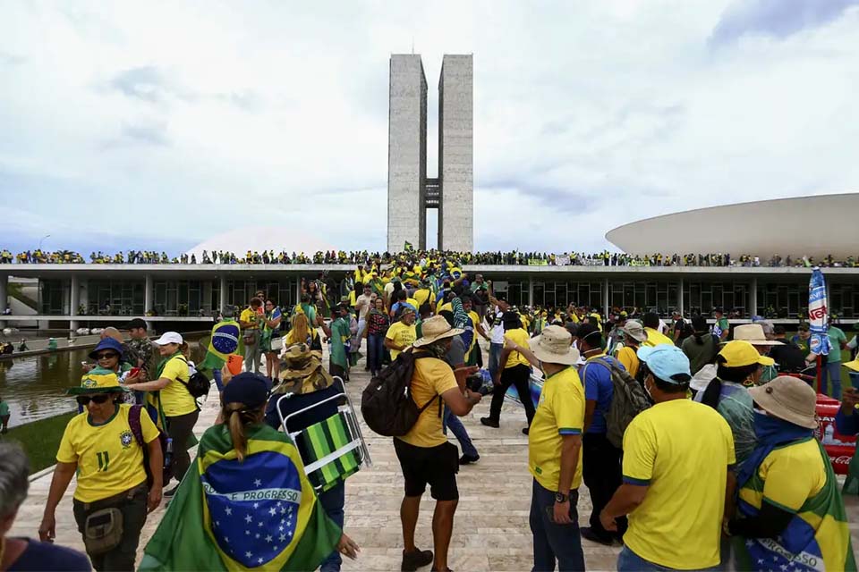 Câmara inaugura exposição para marcar um ano dos ataques de 8/1