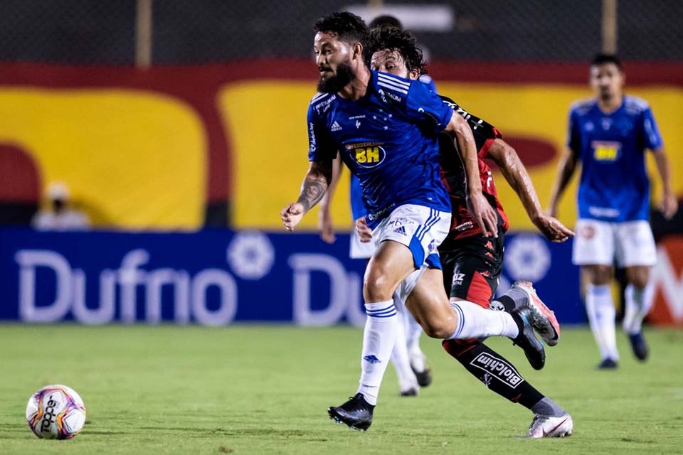 Cruzeiro vence Vitória em Salvador e respira na Série B