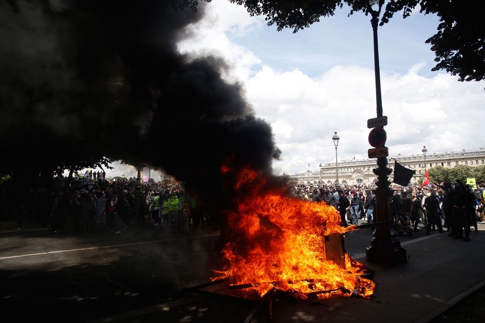 Grupos violentos invadem protesto pacífico de trabalhadores de saúde em Paris, diz polícia