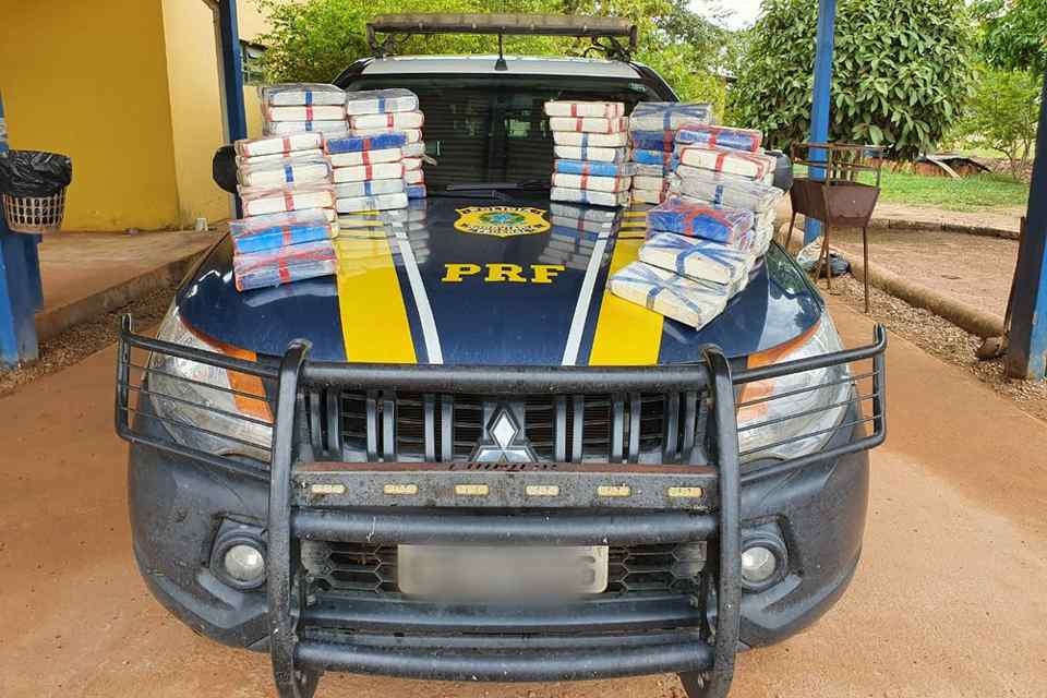 PRF apreende 70 tabletes de cocaína  em fundo falso de carro na BR-425