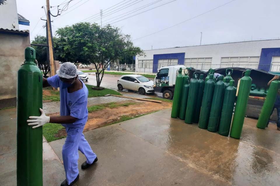 Cilindros de oxigênio de empresários e criadores de peixe ajudam a salvar vidas