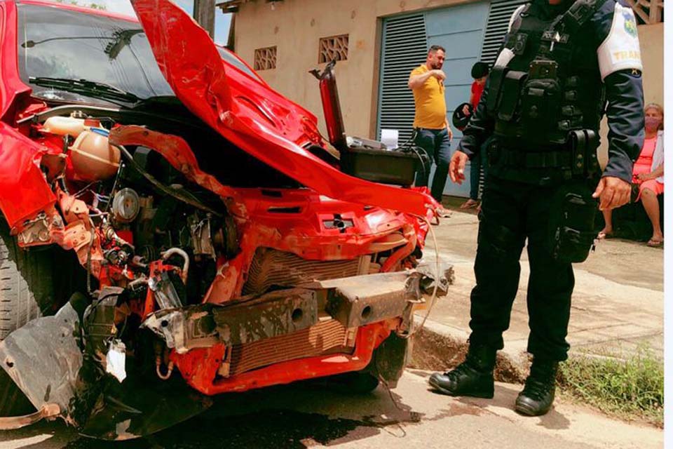 Carro fica destruído após atingir caminhonete na zona leste