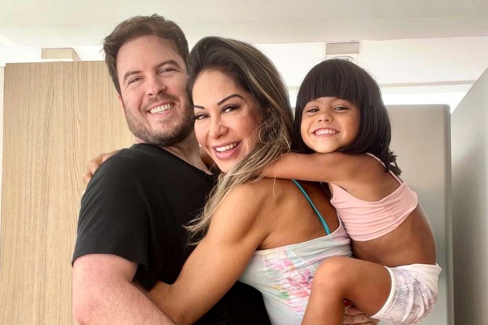 Maíra Cardi rebate crítica e alfineta Latino após postar foto com filha e novo namorado