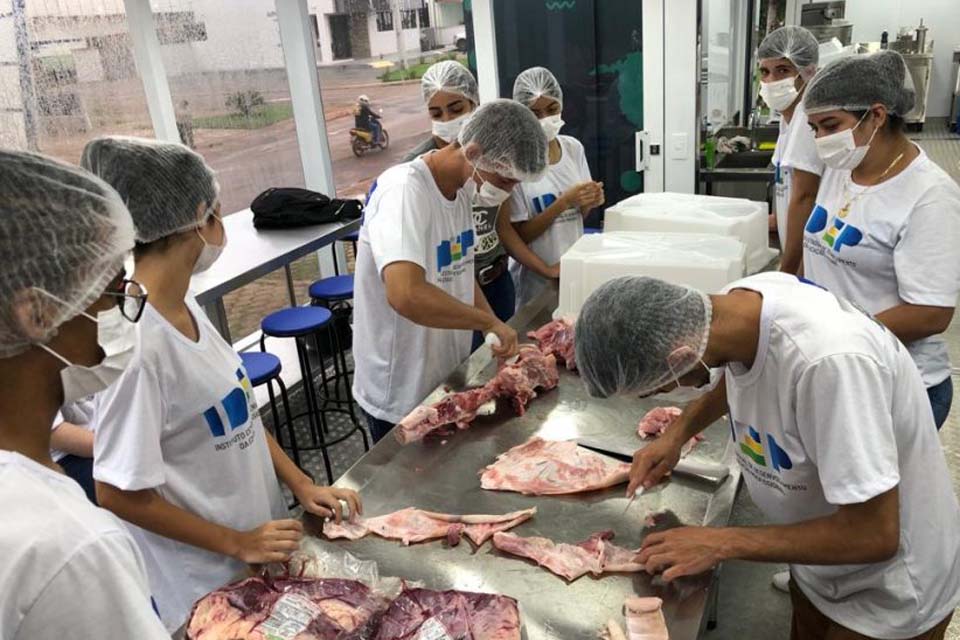 Curso gratuito de charcutaria oferece capacitação a jovens no município