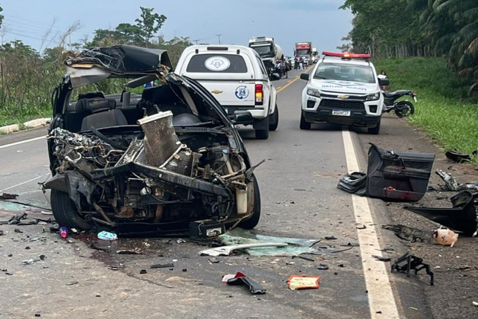 Colisão frontal entre caminhonete e carro deixa um morto e vários feridos