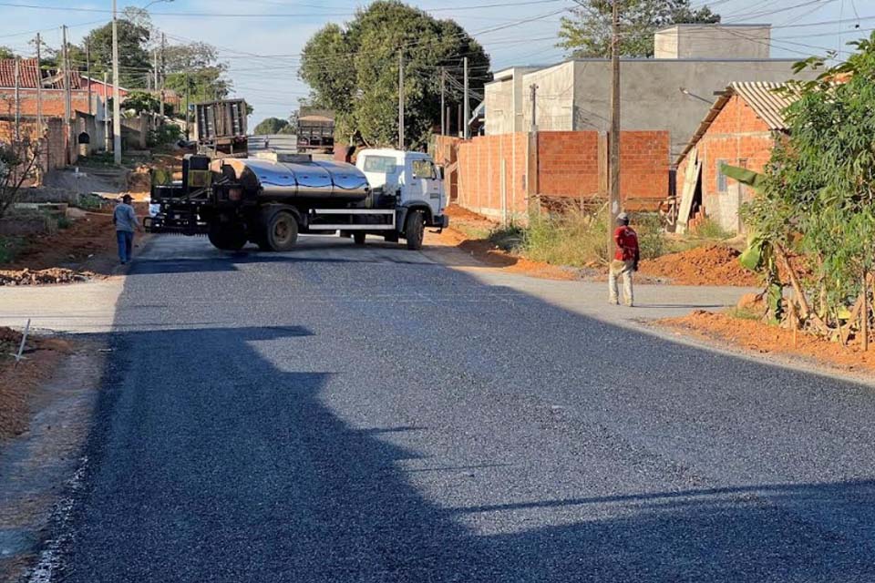 Prefeitura de Jaru conclui pavimentação da Rua 13 de Maio no trecho entre a 21 de Abril e Padre Feijó no Jardim dos Estados