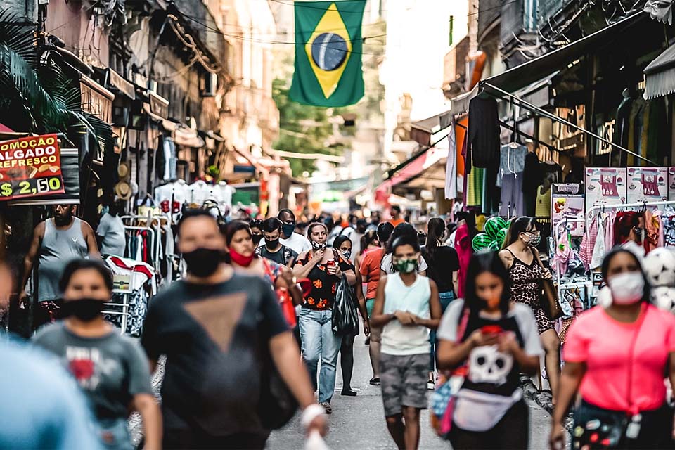 População brasileira chega a 213,3 milhões de pessoas em 2021