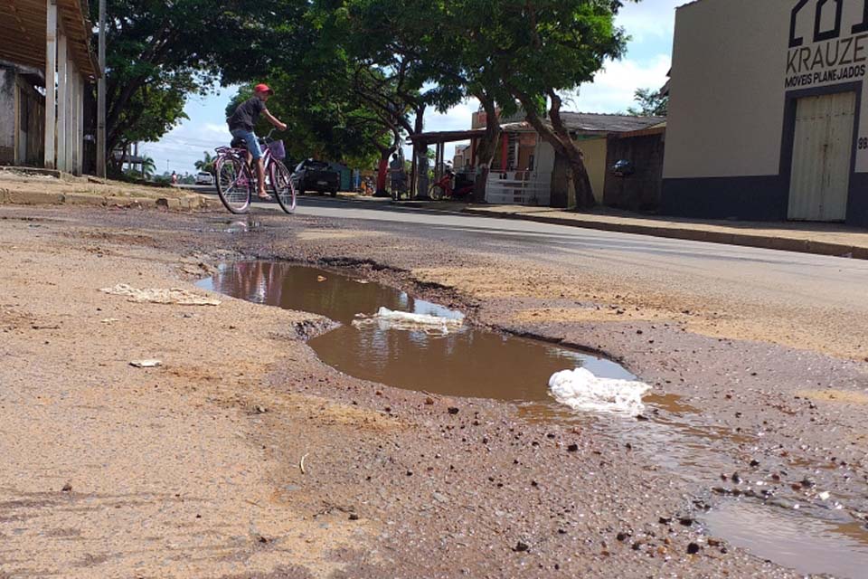 Motoristas reclamam da grande quantidade de buracos nas ruas e avenidas da cidade