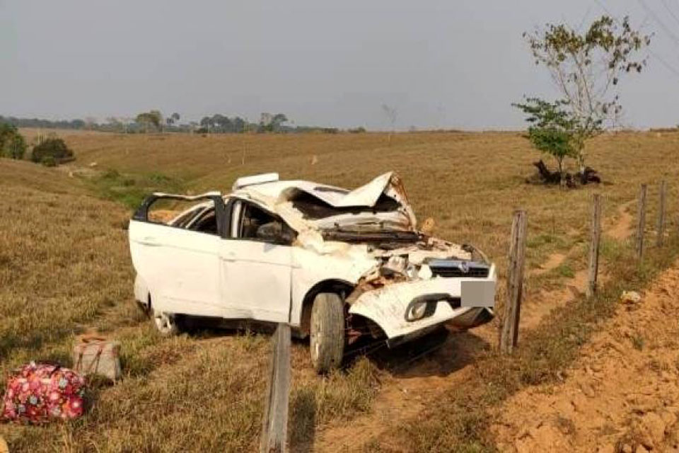 Carro com cinco pessoas a bordo capota várias vezes no Vale do Guaporé