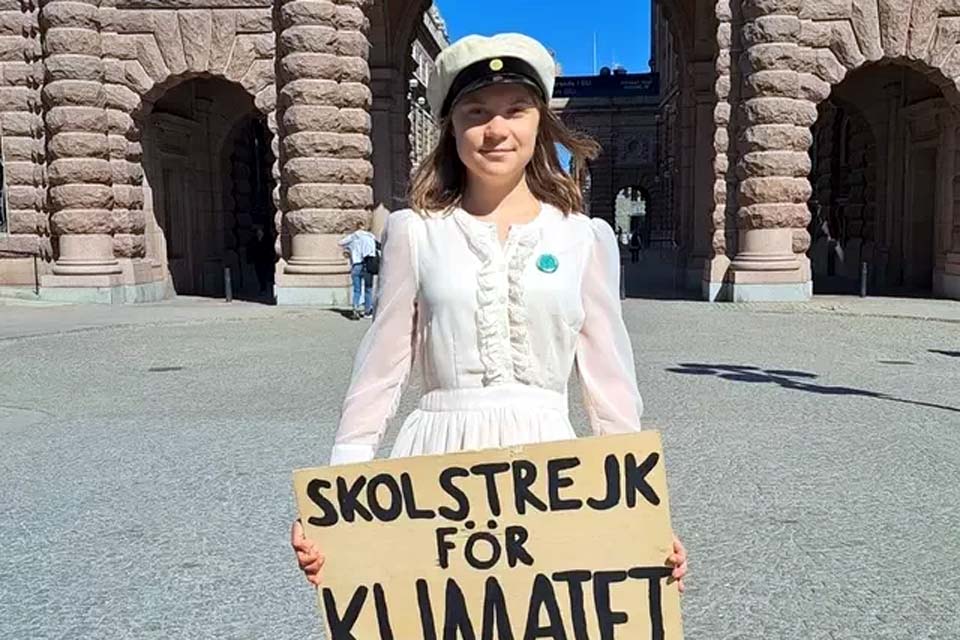 Greta Thunberg se forma e faz última greve estudantil a favor do clima