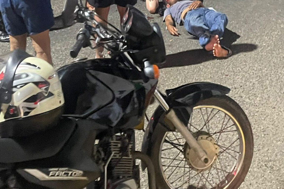 Motociclista fica gravemente ferido ao se chocar contra monte de terra 