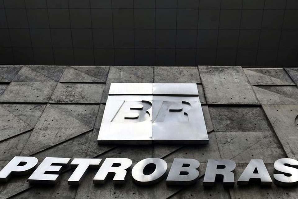 Petrobras reduz preços da gasolina em 8% e do diesel em 4%