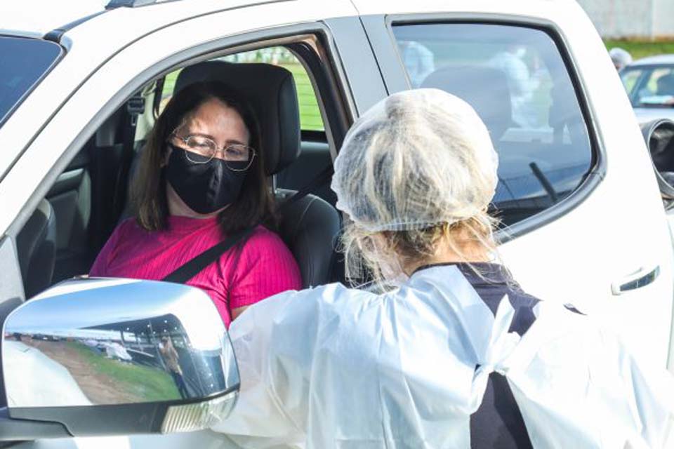 Mais de 370 pessoas passaram pelo drive-thru de teste rápido em Alvorada do Oeste; 85 testaram positivo para a covid-19