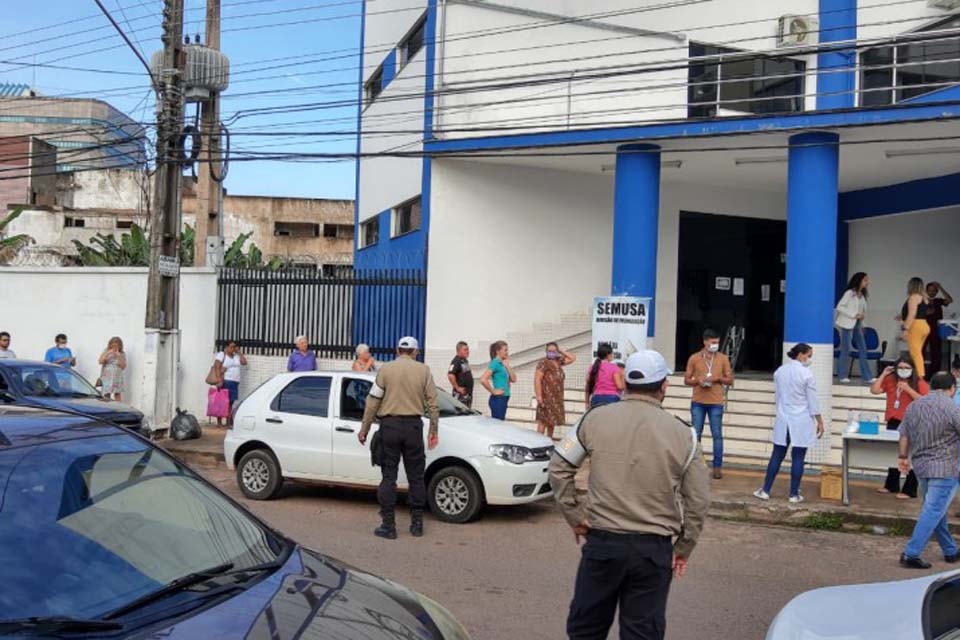 Semtran presta apoio em vacinação drive thru