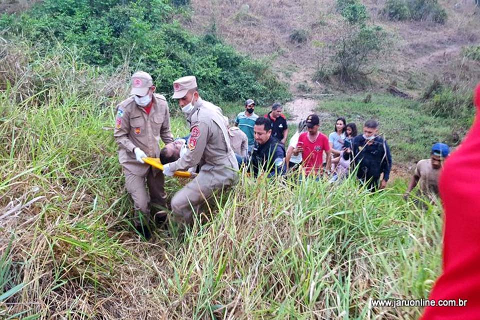 PM sofre acidente de moto e fica por 4h caído em ribanceira RO 464