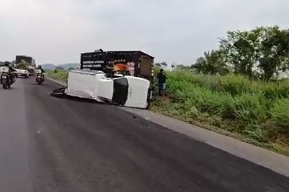 Fiorino com trailer tombam na BR 364 próximo a entrada de Tarilândia