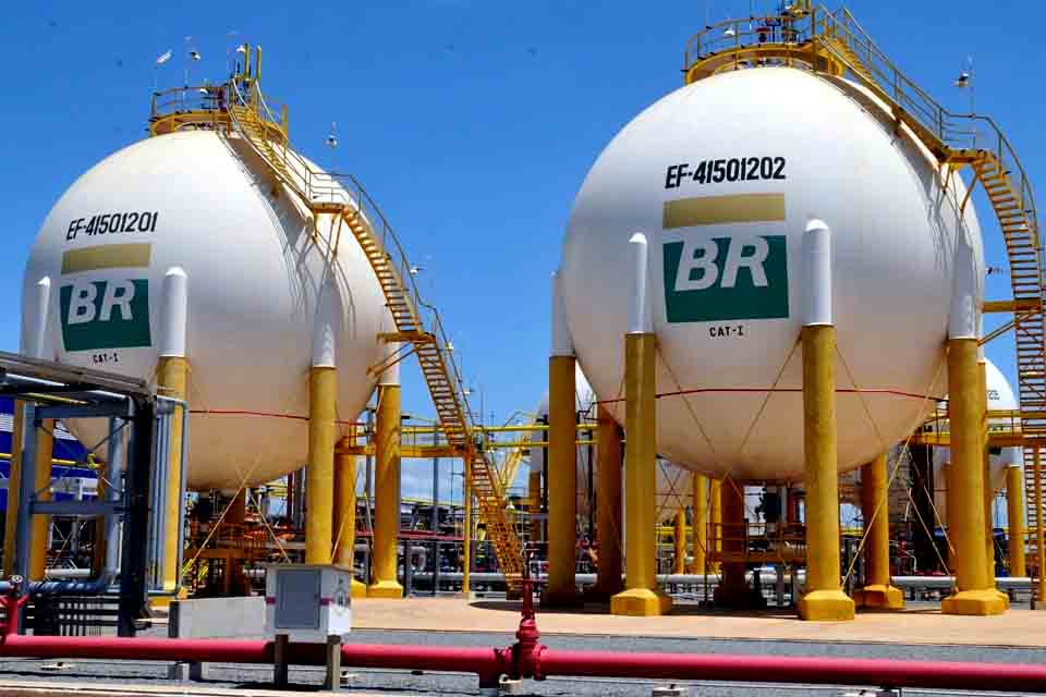 Polícia faz ação contra furto de combustíveis em dutos da Petrobras