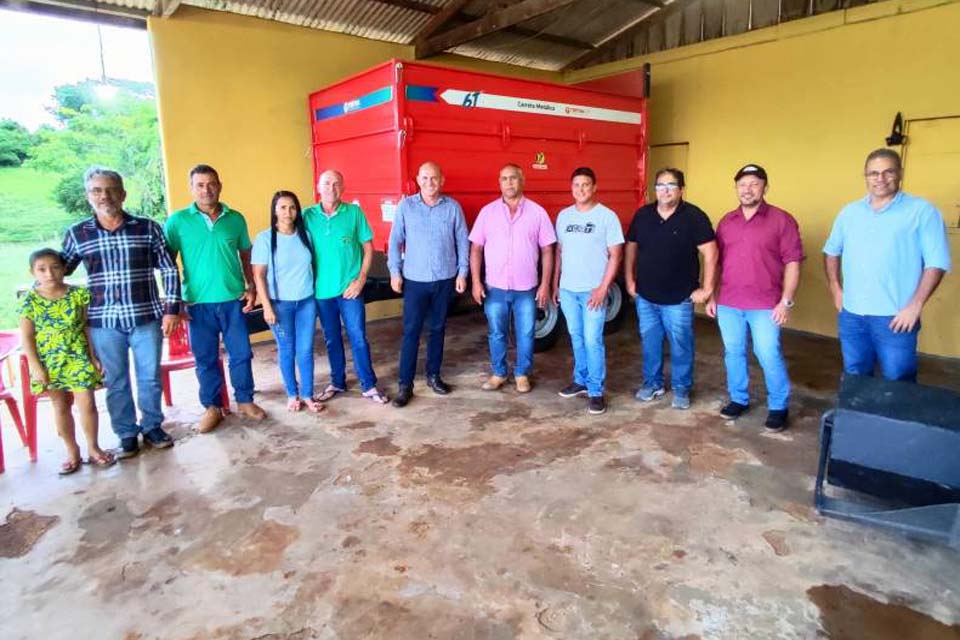 Associação Rural no limite entre Cerejeiras e Corumbiara recebe carreta basculante do deputado Ezequiel Neiva