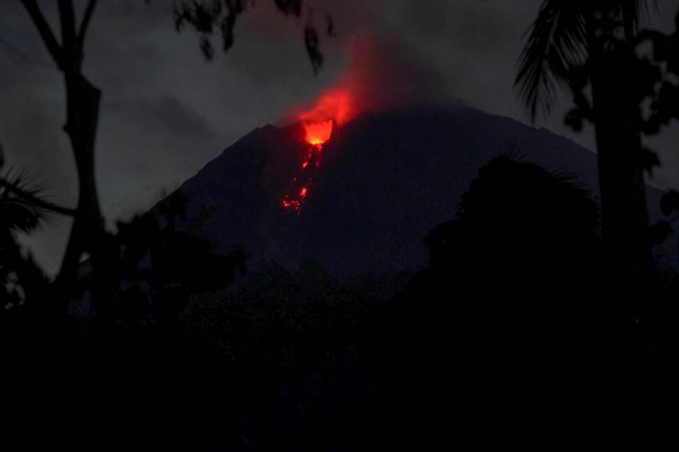 Sobe para 34 número de mortos após erupção de vulcão na Indonésia