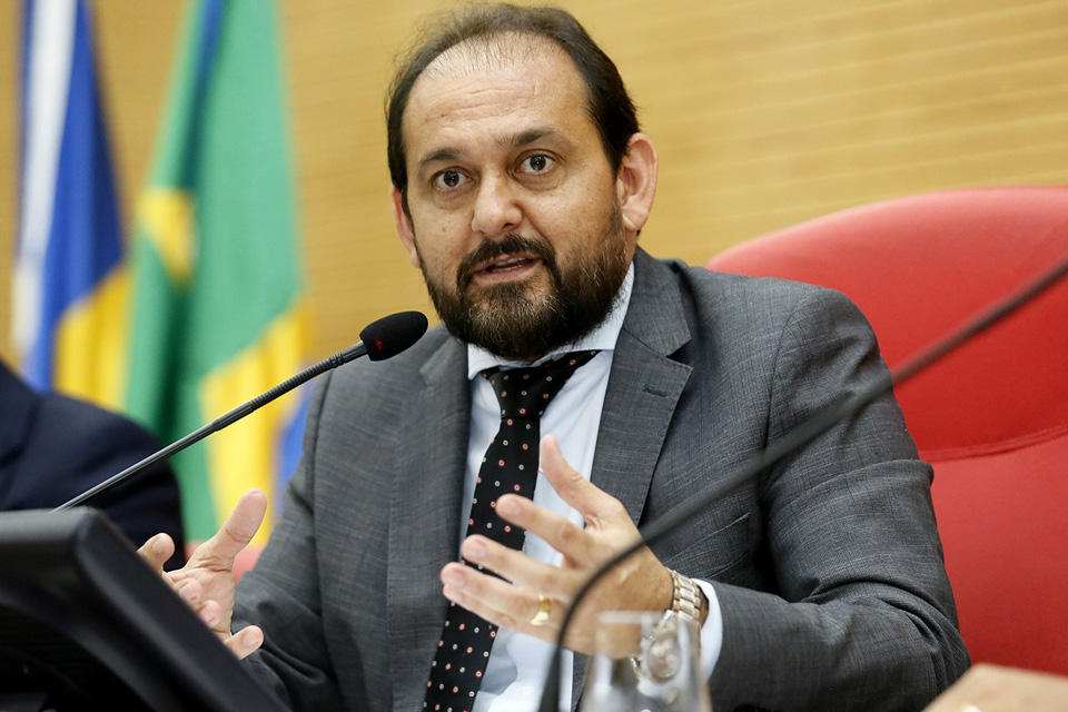 Deputado Laerte Gomes aponta precariedade em aeroporto do município de Costa Marques