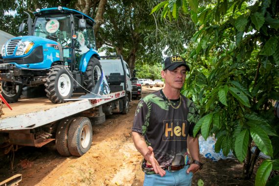 Colheita do café inicia em Rondônia; Governo entrega trator para vencedor do 6º Concafé