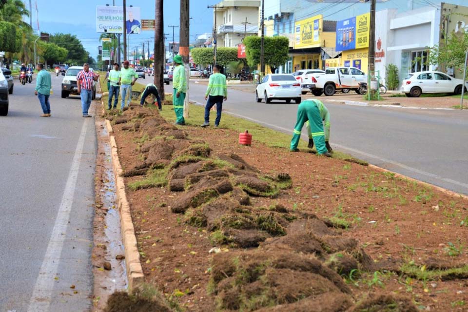 Prefeitura revitaliza canteiro central da avenida Tancredo Neves