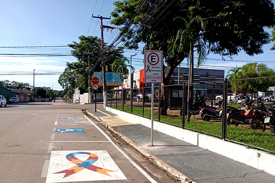 Prefeitura segue sinalizando vagas exclusivas de estacionamento para pessoas com transtorno do espectro autista (TEA), PcD e idosos