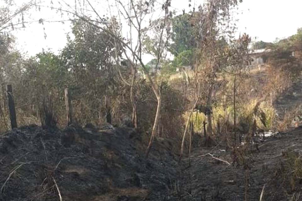 Queimadas: iIncêndio em vegetação destrói parte do curral do Parque de Exposições 