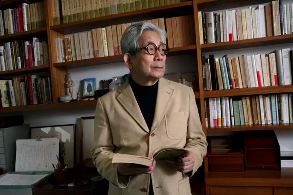 Kenzaburo Oe, romancista japonês Nobel de Literatura, morre aos 88 anos