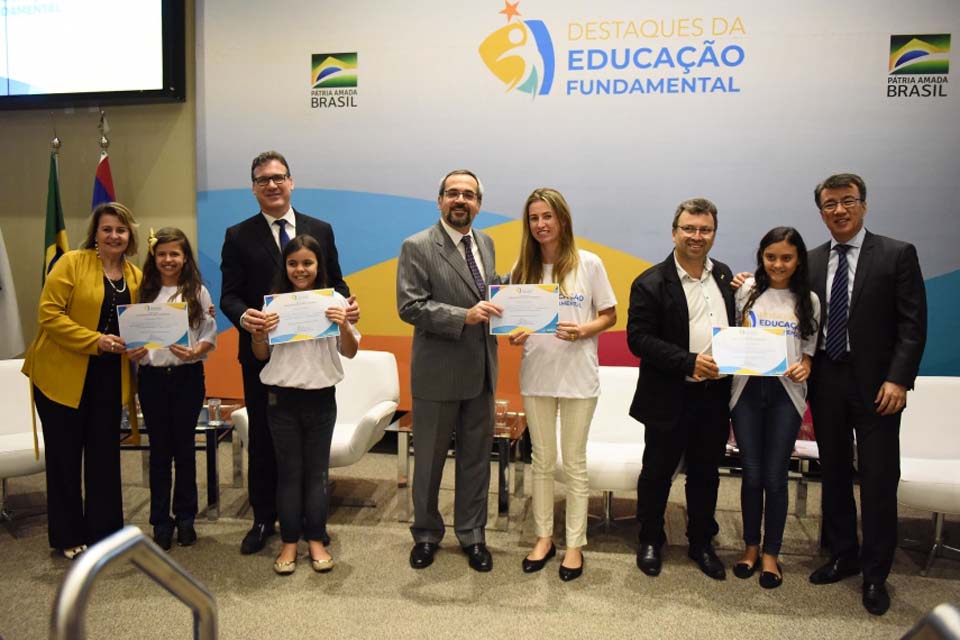 Professora e alunas da escola Jandinei Cella recebem homenagem em Brasília