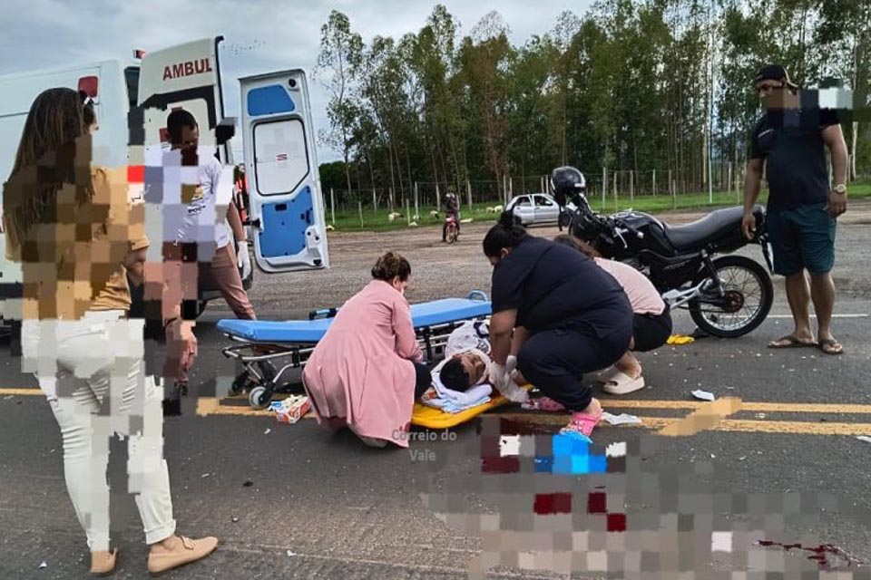 Motociclista é socorrido em estado gravíssimo ao bate na traseira de carro