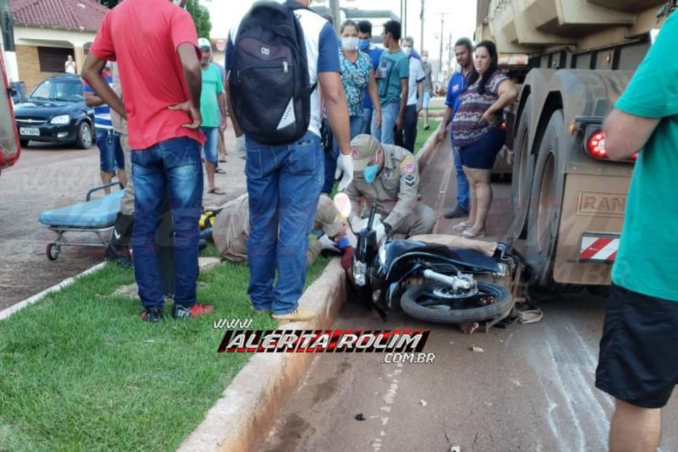 Carreta passa sobre moto e condutora é socorrida ao Hospital