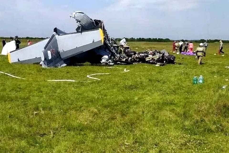 Queda de avião bimotor deixa mortos e feridos na Sibéria