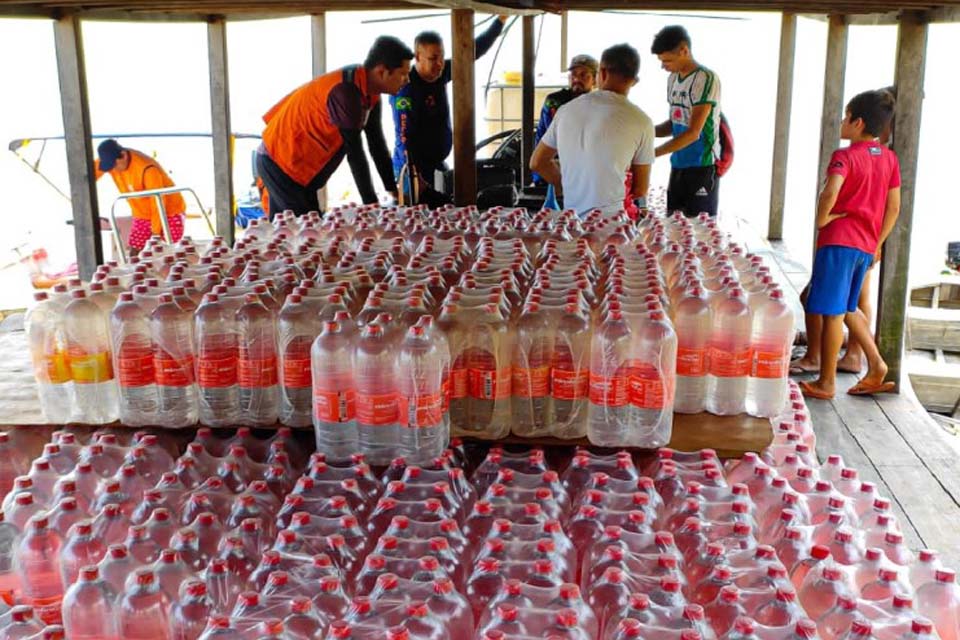 Mais comunidades ribeirinhas são atendidas com água mineral e hipoclorito de sódio