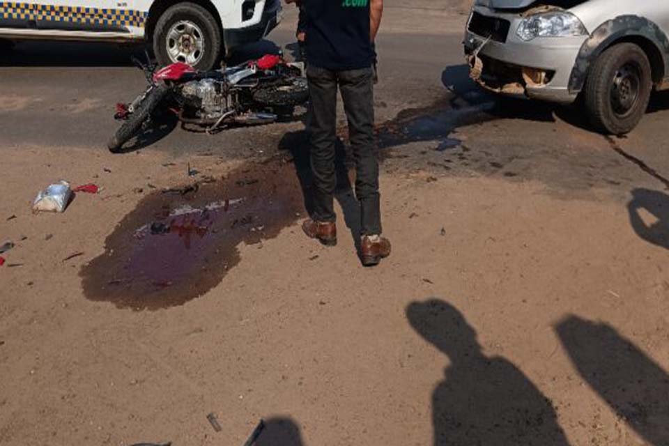 Colisão frontal entre carro e moto deixa motociclista desacordado