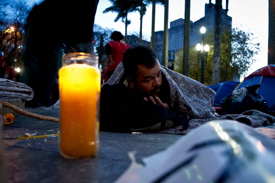 Frio leva pessoas em situação de rua a se abrigar no Metrô de SP